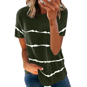 Detailansicht des olivgrünen Damen-T-Shirts mit weißen Batik-Wellenstreifen für Freizeit
