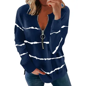Detailaufnahme eines marineblau gestreiften Sweatshirts mit O-Ring-Reißverschluss und V-Ausschnitt