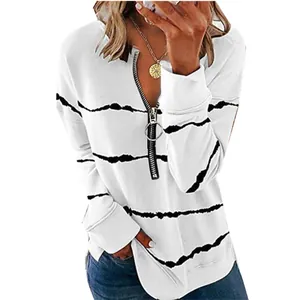 Detailansicht des locker sitzenden gestreiften Damen-Sweatshirts mit V-Ausschnitt