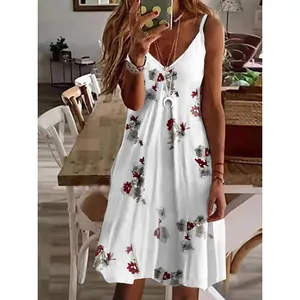 Lifestyle-Aufnahme einer Frau in einem weißen floralen Kleid mit V-Ausschnitt zu Hause