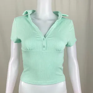 Primo piano di una polo a coste verde menta a maniche corte su un manichino.
