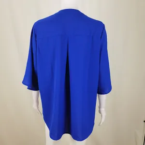 Rückansicht einer royalblauen Chiffonbluse mit zentraler Falte auf einer Schaufensterpuppe