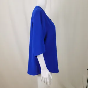 Seitenansicht einer eleganten königsblauen Damen-Chiffonbluse mit V-Ausschnitt Design
