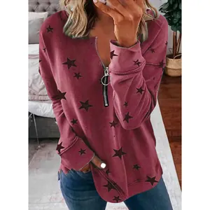 Detail van sweatshirt met sterrenprint, ringrits en een casual bordeauxrode pasvorm
