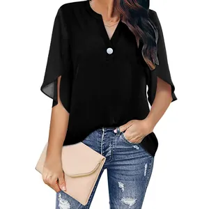 Elegante schwarze Chiffon-Bluse mit V-Ausschnitt und geschlitzten Blütenblättern