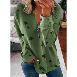Dames sweatshirt in legergroen met sterrenprint, halve rits en lange mouwen.