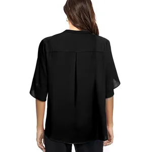 Detail der Rückansicht einer eleganten schwarzen Kurzarm-Chiffonbluse für Damen