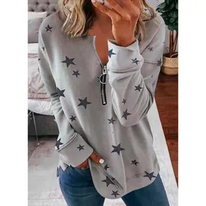 Gedetailleerde weergave van grijs sweatshirt met sterrenprint en rits aan de voorkant