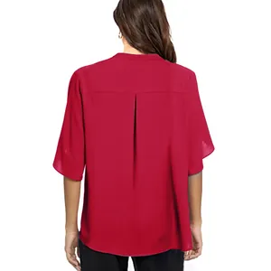 Rückansicht einer eleganten roten Damen-Chiffonbluse mit schicker Falte in der Mitte