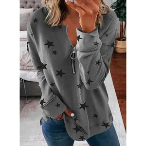 Detailopname van grijze damessweatshirt met sterrenprint en metalen ritssluiting
