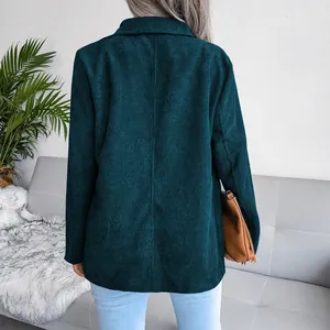 Detailansicht der Rückseite eines modischen dunkelgrünen Cord-Blazers für Damen