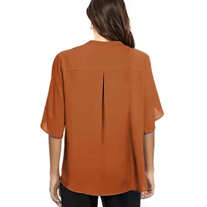 Rückansicht der rostorangen Kurzarm-Chiffonbluse für Damen mit Plisseedetail