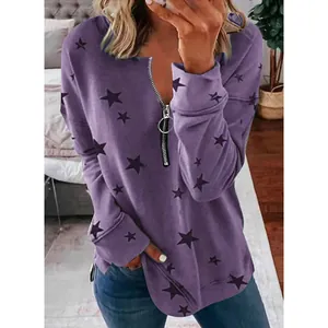 Detailweergave van een paarse damessweatshirt met sterrenprint en ritssluiting aan de voorkant
