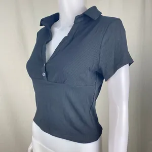 Polo nera a coste da donna a maniche corte con scollo a V profondo e dettaglio bottone