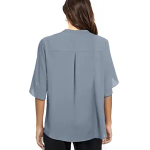 Rückansicht einer blauen Kurzarm-Chiffonbluse mit eleganten Falten für Damen