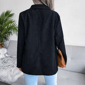 Detaillierte Rückansicht eines schwarzen Damen-Cord-Blazers im modischen Freizeitlook