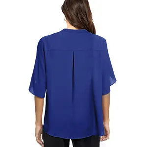 Rückenansicht einer eleganten königsblauen Chiffonbluse für Damen mit Falten-Detail