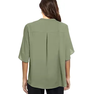 Rückansicht einer eleganten salbeigrünen Kurzarm-Chiffonbluse mit Mittelfalte hinten