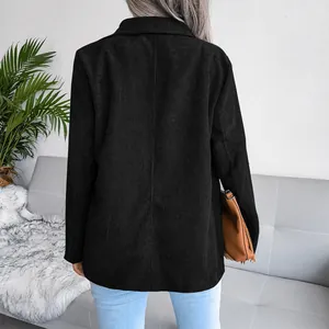 Rückansicht eines stilvollen schwarzen Cord-Blazers für Damen in lässiger Mode.