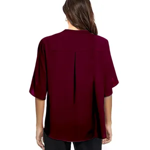 Rückansicht einer eleganten burgunderroten Chiffonbluse mit kurzer Ärmel und Falte hinten.