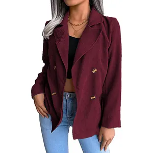Detailansicht eines burgunderfarbenen Cordblazers für Damen mit Doppelreiher-Design
