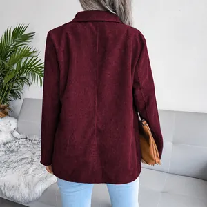 Rückansicht eines hochwertigen burgunderroten Cord-Blazers für Damen im Freizeitstil.