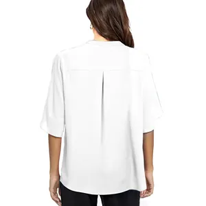 Detailansicht der Rückseite einer weißen Kurzarmbluse aus Chiffon mit Kellerfalte