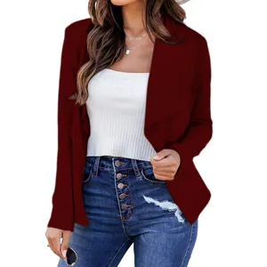 Detalle de la chaqueta bordeaux para mujer con cuello de solapa y diseño abierto