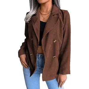 Detailansicht eines braunen Cord-Blazers für Damen mit zweireihigen Knöpfen und Revers