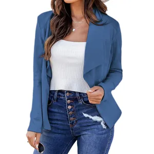 Detalle de cerca de un blazer casual azul marino para mujer con diseño de solapa.