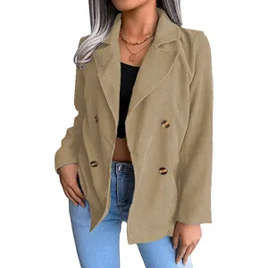 Detailansicht eines lässigen braunen Cordblazers für Damen mit stilvollem zweireihigem Design