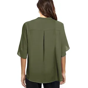Rückenansicht einer eleganten olivgrünen Kurzarm-Chiffonbluse mit Falten-Detail