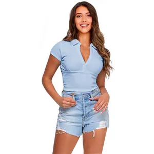 Top polo a costine azzurro slim fit con scollo a V e maniche corte stile estivo