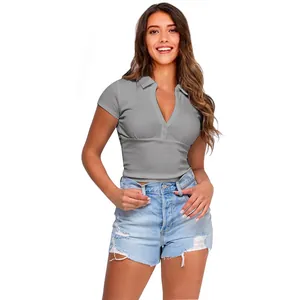 Dettaglio ravvicinato del crop top polo grigio a costine da donna con scollo a V su modella