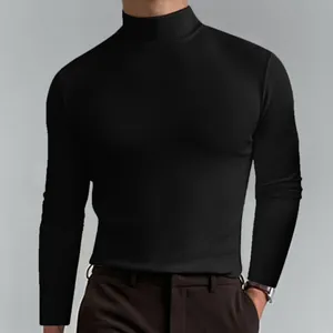 Dettaglio di una maglia a maniche lunghe a collo alto nera da uomo in stile slim fit