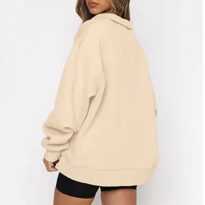 Vista posteriore di una felpa beige da donna con mezza zip e polsini elastici a costine