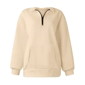 Dettaglio di una felpa beige con mezza zip e comoda tasca a marsupio sul davanti
