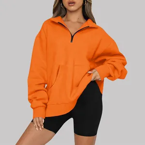 Felpa da donna con mezza zip in arancione acceso con tasca frontale e stile trendy.