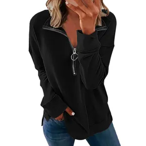 Nahaufnahme eines schwarzen Sweatshirts mit Reißverschluss, Ringgriff und Reverskragen