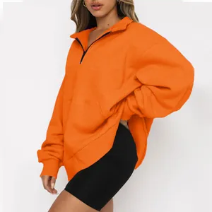 Vista laterale di una felpa pullover arancione brillante con mezza zip su modella