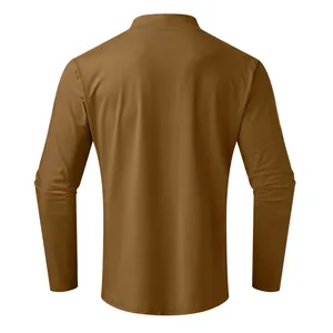 Vista posteriore dettagliata di una t-shirt da uomo marrone a maniche lunghe con collo alto