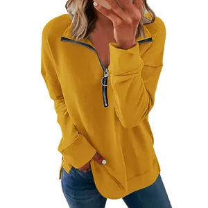 Detail des Reißverschlusskragens am senfgelben Sweatshirt mit Ringzug und Rippbündchen