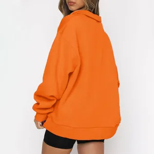 Vista posteriore della felpa arancione oversize da donna con polsini a costine e zip