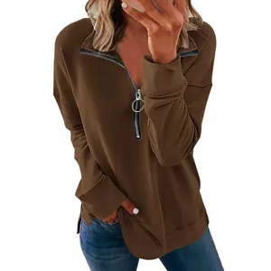 Detail eines braunen Damen-Sweatshirts mit Reißverschlusskragen und silbernem Ringverschluss