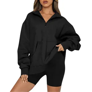 Dettaglio felpa nera oversize con mezza zip e pratica tasca frontale per le donne
