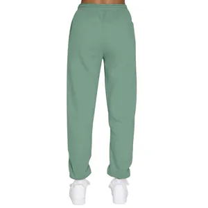 Rückansicht der warmen Damen-Fleece-Jogginghose in Salbeigrün mit bequemer Passform