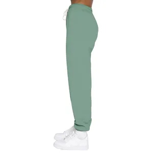 Seitenansicht einer hochwertigen salbeigrünen, mit Fleece gefütterten Jogginghose für Damen