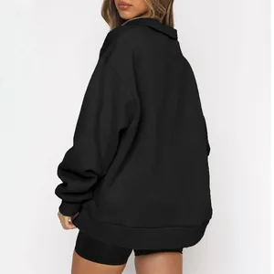 Vista posteriore di una donna che indossa una felpa nera oversize a mezza zip con pantaloncini