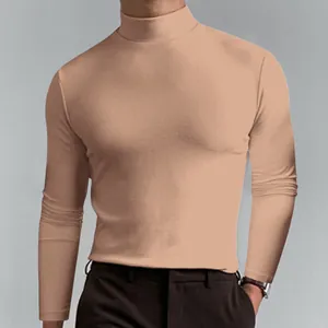Primo piano di una maglia da uomo a collo alto a maniche lunghe color cammello