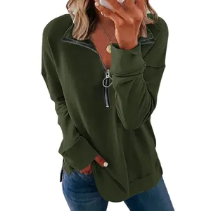 Detailansicht eines dunkelgrünen Damen-Sweatshirts mit Viertelreißverschluss und Ring